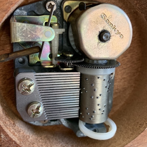 Porcelain child with bunny sitting on bench musical plays “It’s a small world”. - Picture 5 of 6